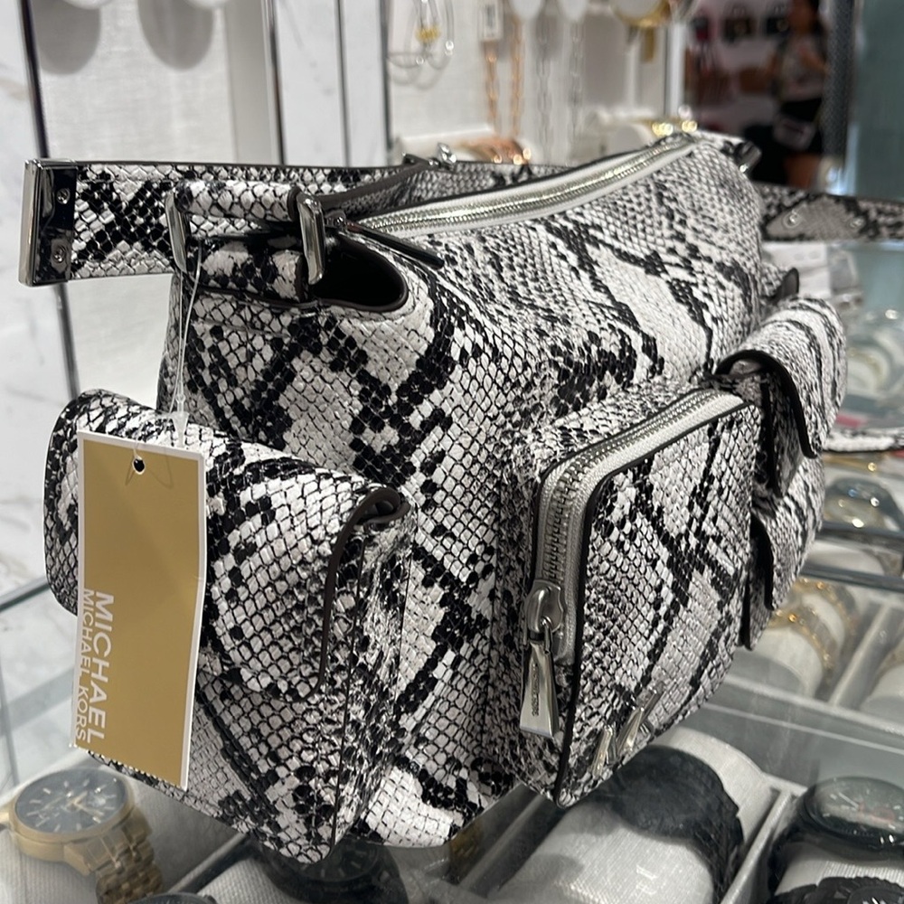 MICHAEL KORS Dakota Md Snake Embossed Leather Pocket Shoulder Bag
ALUMINUM
NWT - Picture 14 of 16